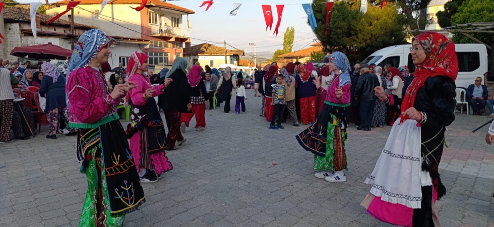 İlk defa düzenlenen Gördes kayacık kültür şenliği coşkulu geçti
