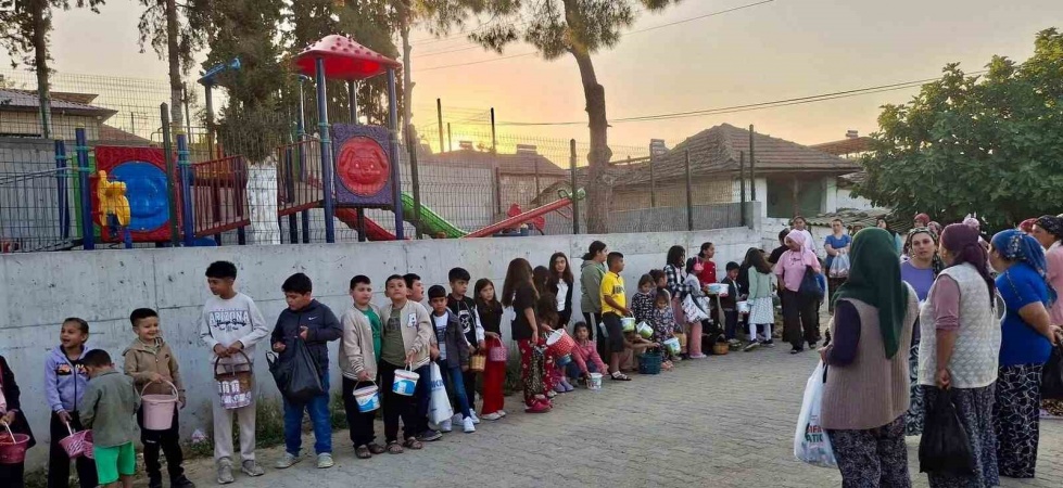 Sarıgöl’de arife geleneği çocukları sevindirdi