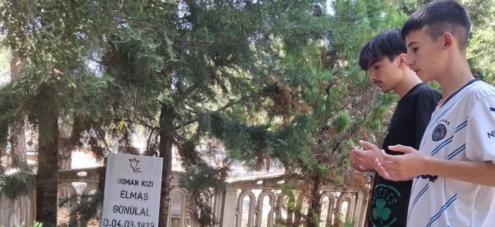 Selendi’de mezarlıklara ziyaretçi akını