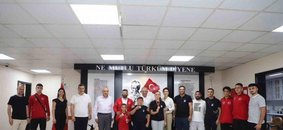 Turgutlulu şampiyon güreşçilerden Başkan Akın’a ziyaret