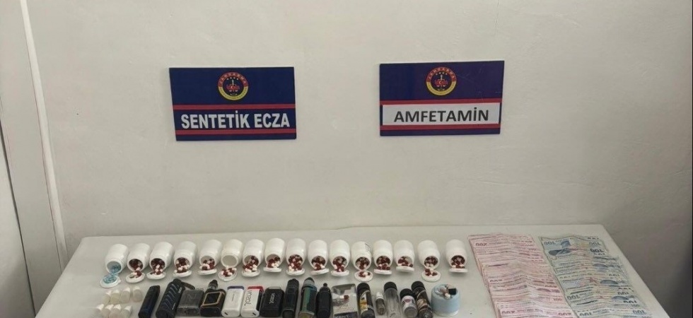 Uyuşturucu operasyonunda yüklü miktarda hap ve nakit para ele geçirildi