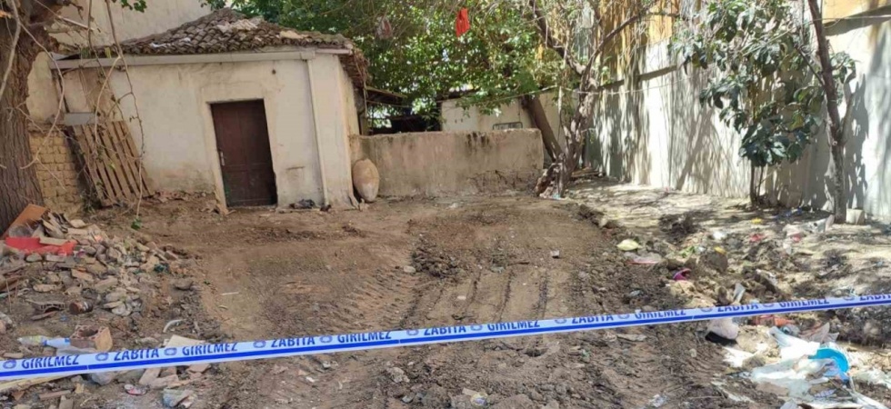 Yalnız yaşayan yaşlı kadının evinden 13 kamyon çöp çıktı