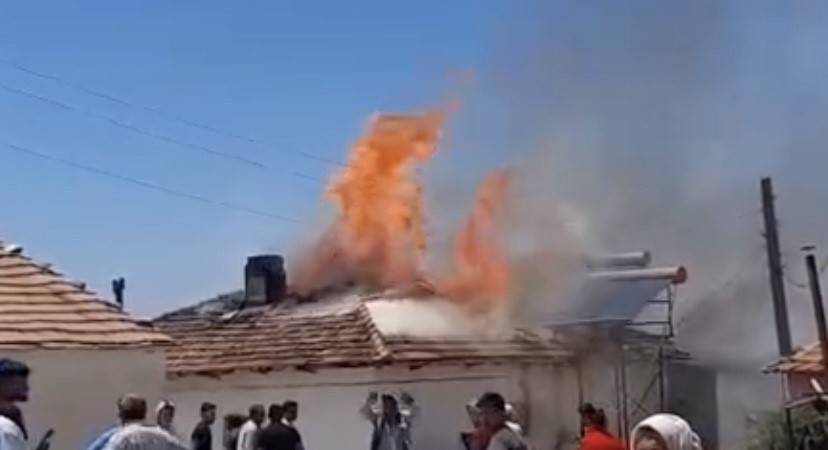 Yemek yapmak için yaktığı ateş evini ve damını küle çevirdi