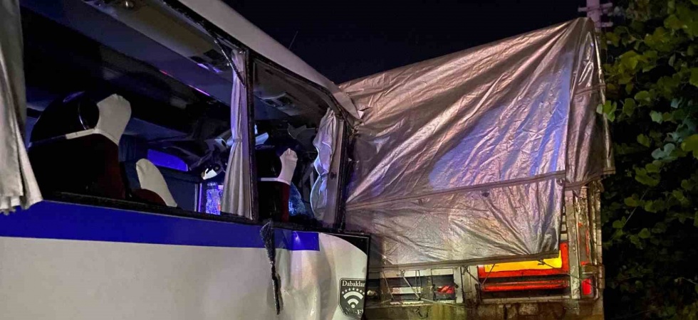 Yolun kenarında duran tıra işçi servisi çarptı