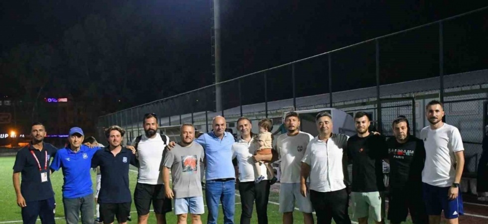 Yunusemre’nin U17’leri İzmir’de şampiyon oldu