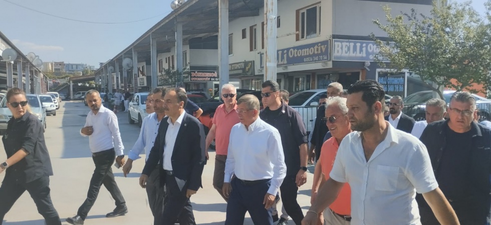 Ahmet Davutoğlu İzmir’de yangın mağduru esnafı ve şehit ailesini ziyaret etti