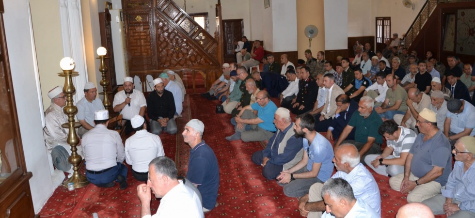 Hatuniye Camii’ndeki Mevlit programında  şehitler için Kur’an-ı Kerim ve dualar okundu