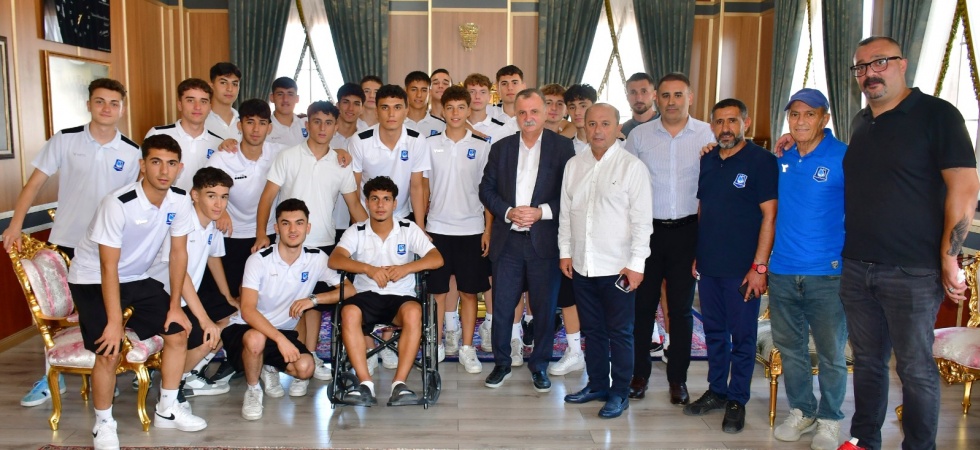 Başkan Balaban Türkiye 4’lü finallerine kalan Yunusemre Belediyespor U17 Futbol Takımı'nı kutladı