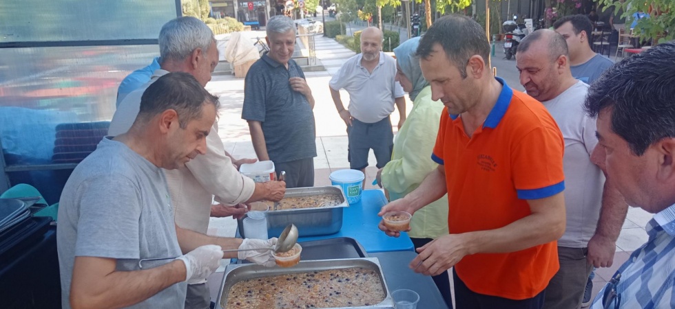 Çarşı esnafı, imece usulüyle bir araya gelerek 600 kişilik aşure hayrı gerçekleştirdi