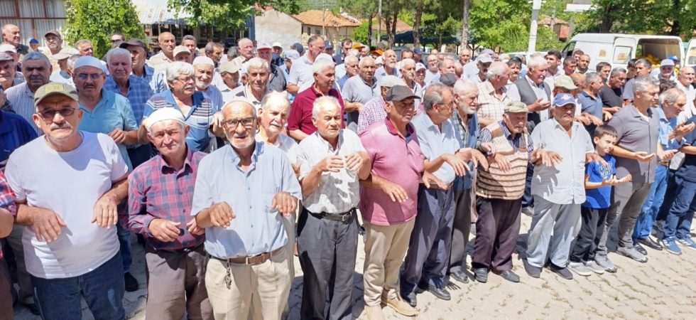 Gediz Yeşilçay'da yağmur duası: Eller  yağmur için semaya açıldı