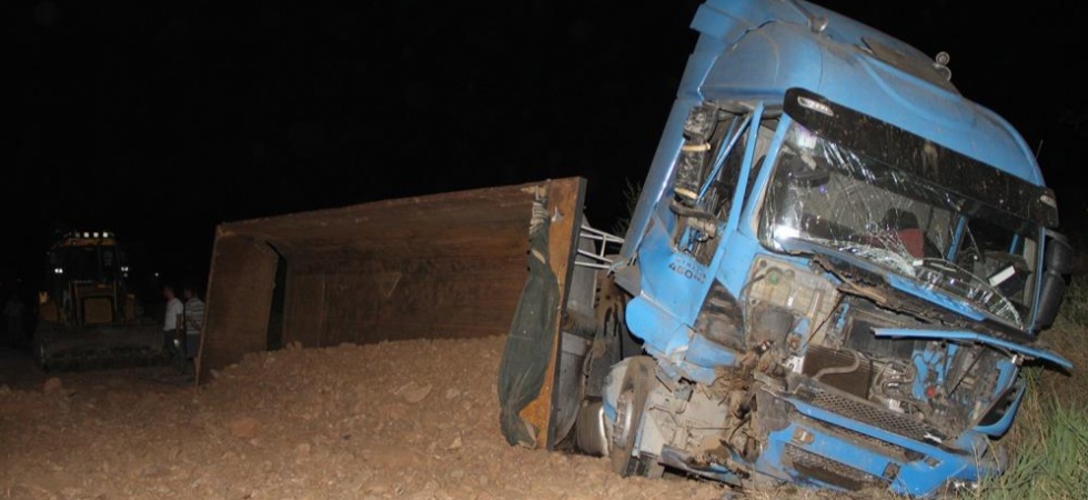 Hafriyat kamyonu traktöre arkadan çarptı: 1 ölü, 1 yaralı