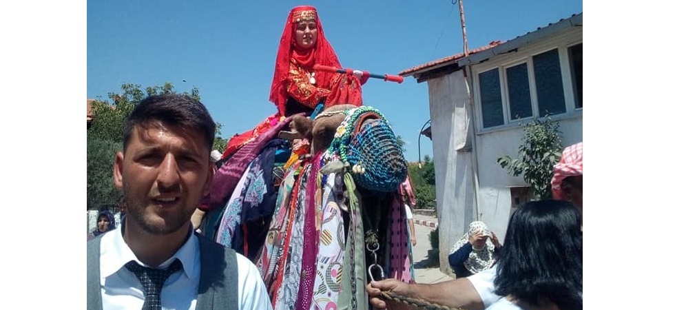 Salihli'de Ahmet Soyer devecilik kültürünü yaşatıyor