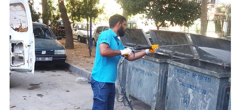 Yunusemre’de konteynerler dezenfekte ediliyor