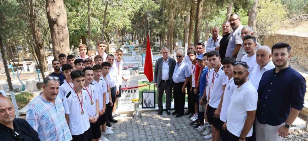 Yunusemre’nin U17’leri şampiyonluk kupasıyla Ferdi Zeyrek’in mezarına gitti
