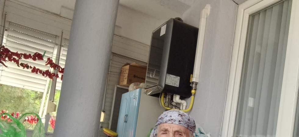96 yaşında, azmiyle gençlere taş çıkartıyor