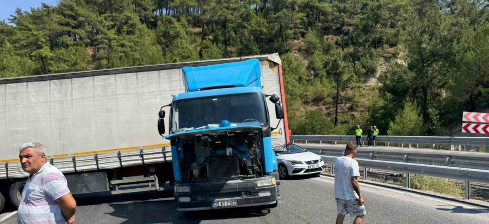 Arızalanan tır İzmir - Manisa yolunu kapattı