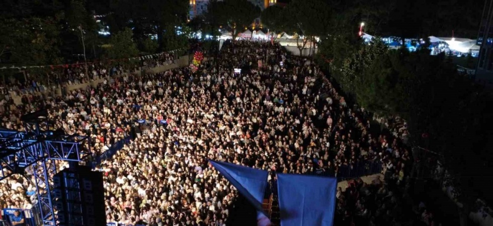 Demirci Kurtuluş Festivali’nde Merve Özbey sahne aldı