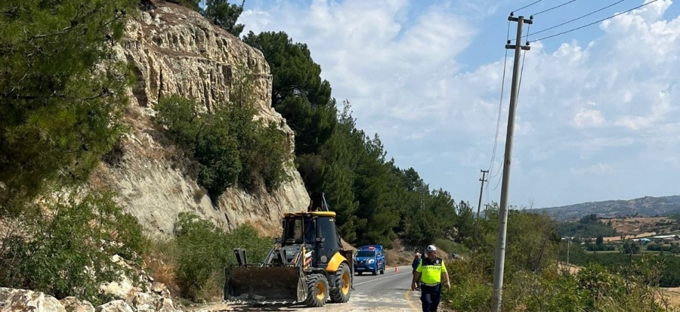 Gördes’te toprak kayması sonucu trafiğe kapatılan yol ulaşıma açıldı