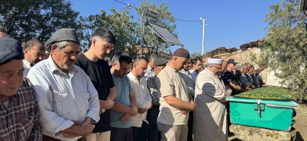 Hasar gören camiden malzemelerin üzerine düşmesi sonucu ölen adam toprağa verildi