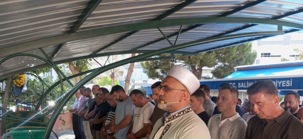 İzmir’de kazada hayatını kaybeden çift Manisa’da toprağa verildi