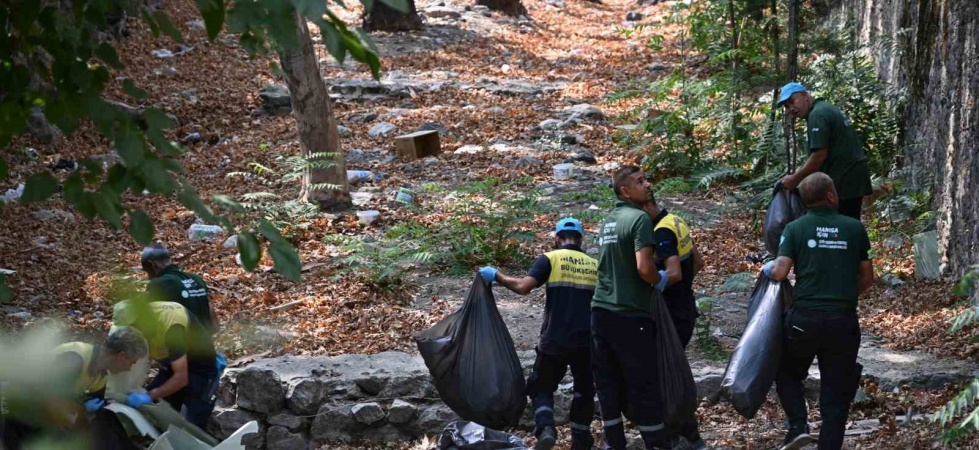 Manisa Büyükşehir Çaybaşı Deresi’nin rutin temizliğini tamamladı