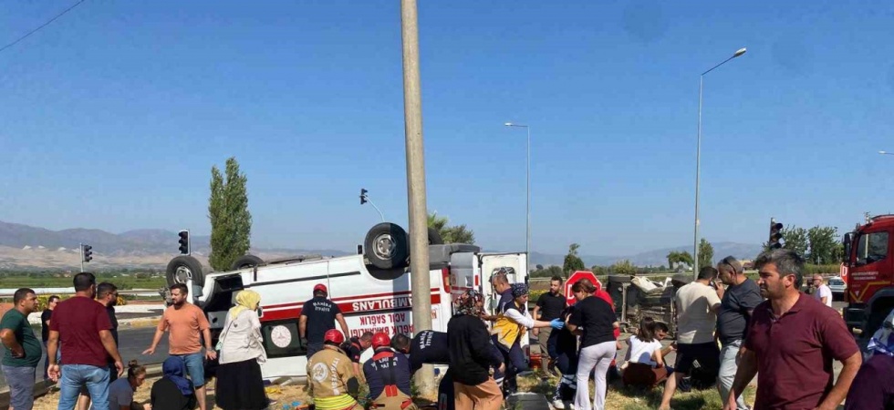 Manisa’da ambulans otomobille çarpıştı: 2’si ağır 7 yaralı