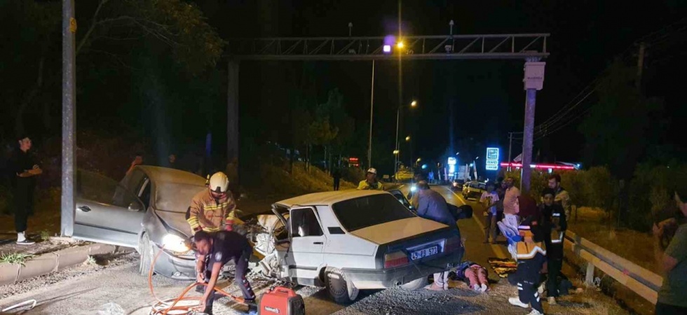 Manisa’da iki otomobil kafa kafaya çarpıştı: 7 yaralı