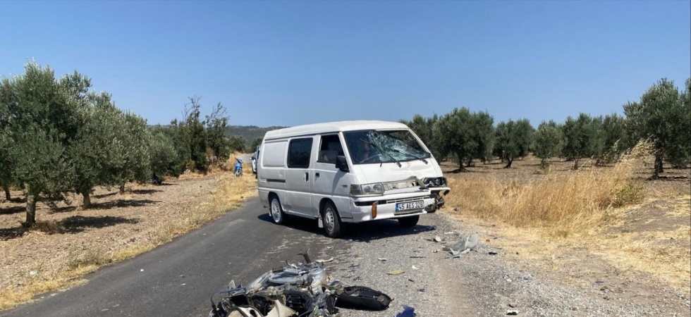Manisa’da motosiklet araçla kafa kafaya çarpıştı: 1 ölü
