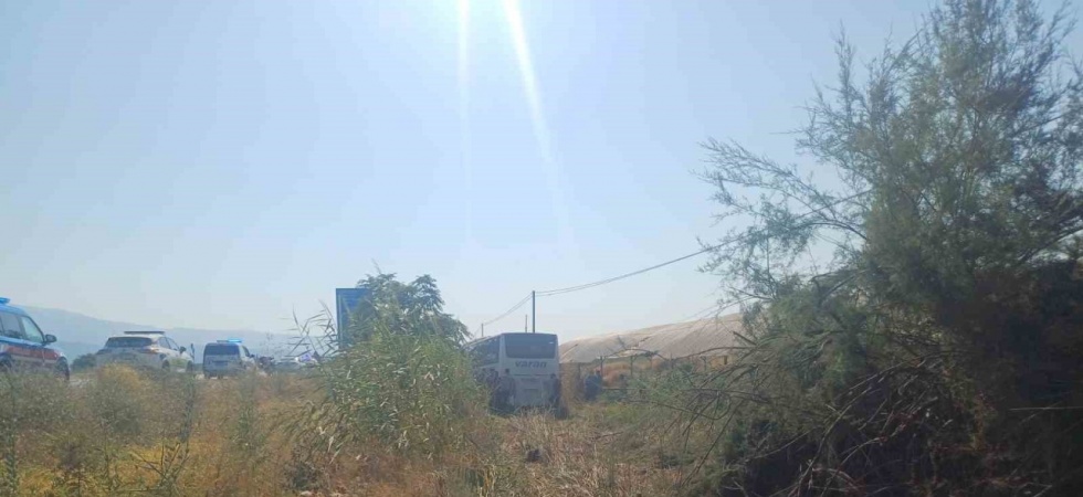 Manisa’da otobüs yoldan çıktı, 35 yolcu ölümden döndü