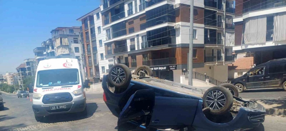 Manisa’da takla atan araçtan burnu bile kanamadan çıktı