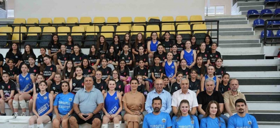 Minik voleybolcular başarı belgelerini Başkan Akın’dan aldı