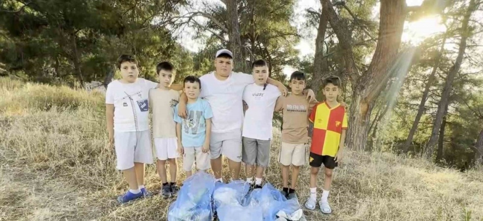Orman yangınından etkilendiler, çöpleri toplayarak büyüklerine örnek oldular