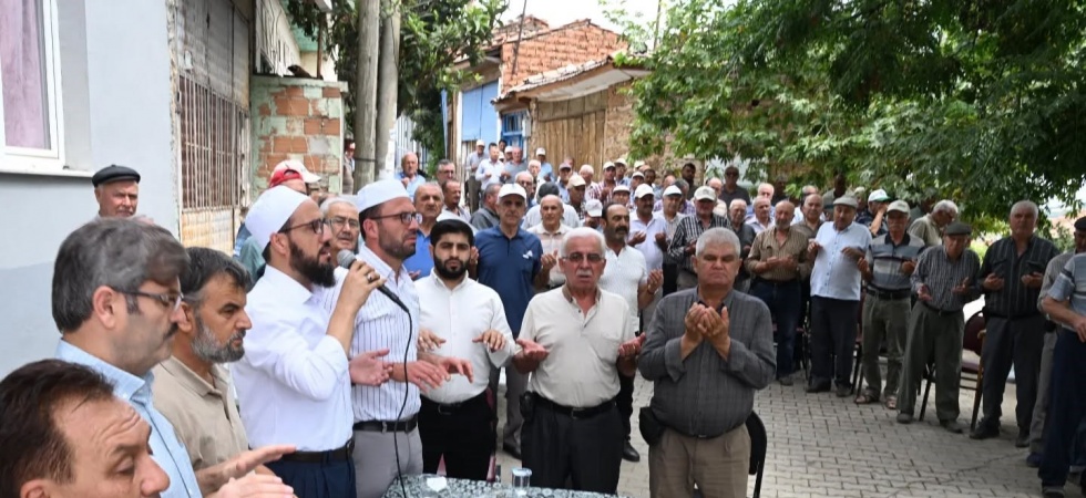 Salihli’nin tarihi mahallesinde eller yağmur için semaya açıldı