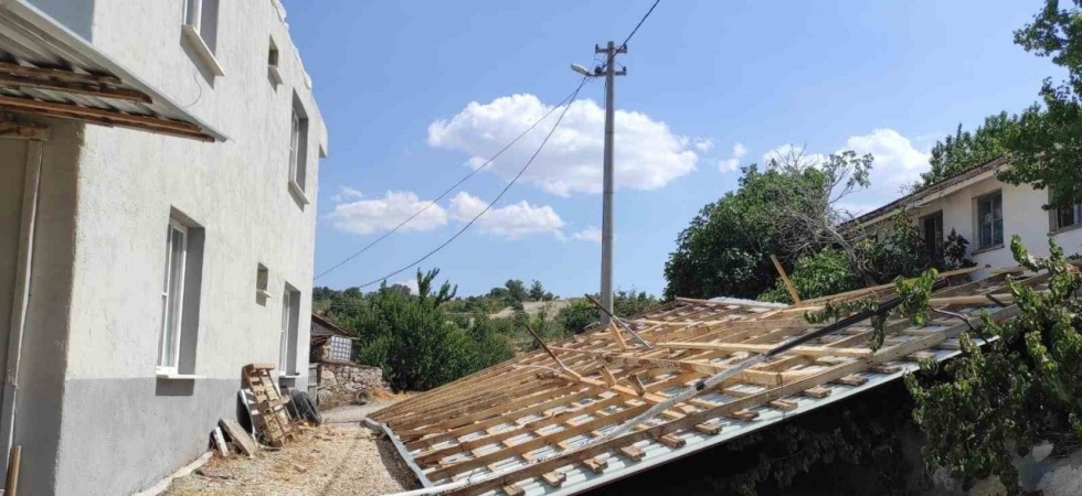 Selendi’de fırtına çatıları uçurdu