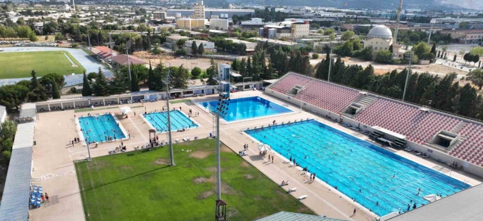 Serinlemek isteyen Manisalılar Atatürk Olimpik Havuzuna akın etti