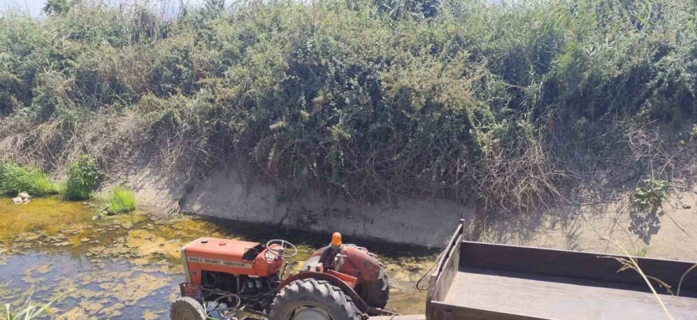 Sulama kanalına devrilen traktörün sürücüsü hayatını kaybetti