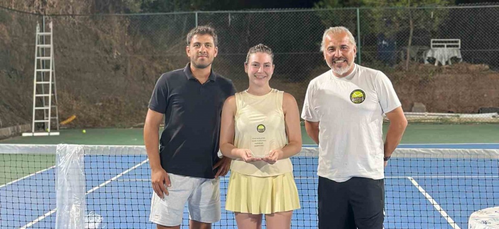 Tenis turnuvasında şampiyon olanlar halıyı kaptı