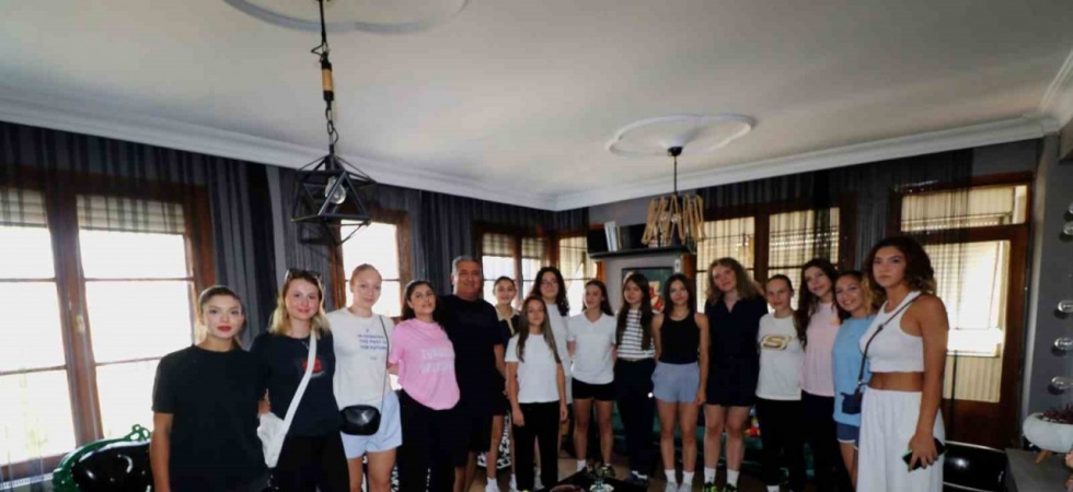 Turgutlu Belediyesi Kadın Voleybol Takımı sezonun ilk kontrolünden geçti