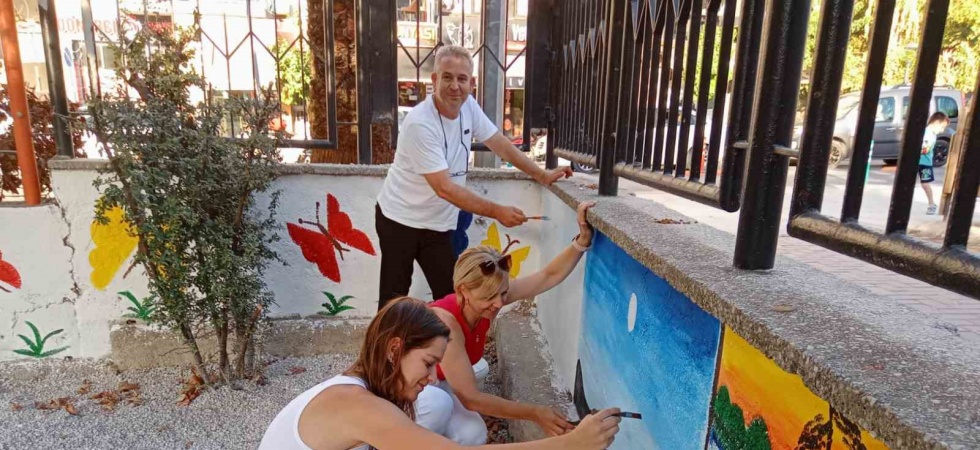 Veliler ve öğretmenler el ele verdi okul güzelleşti