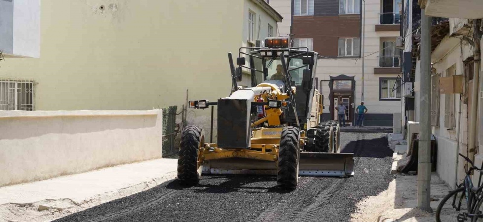 Yunusemre Belediyesinden 50. Yıl Mahallesi’nde asfalt çalışması
