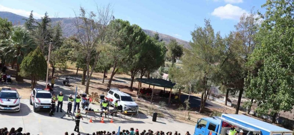 Akhisar’da öğrencilere trafik eğitimi verildi