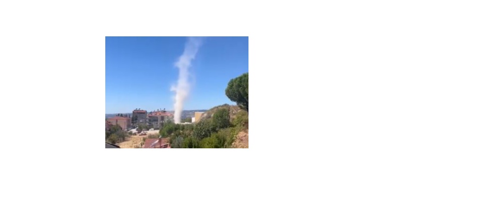 Demirci’de kısa süreli oluşan hortum cep telefonu ile görüntülendi