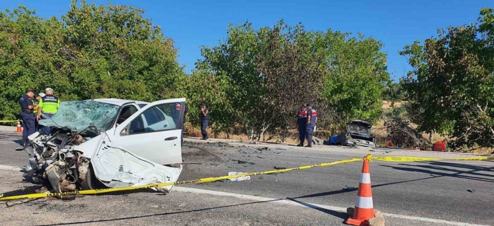 Demirci’de feci kaza: 3 ölü, 2 yaralı