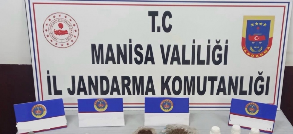 Evinde 1 kilo uyuşturucu ve yüzlerce hapla yakalandı
