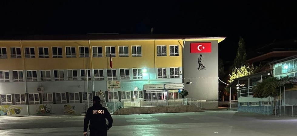 Gece bekçileri okulların güvenliği için görev başında