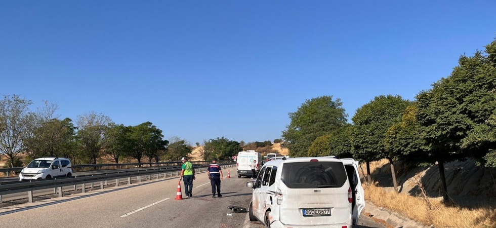 Kamyonet yol kenarında lastik değiştiren çifte çarptı: 2 ölü, 2 yaralı