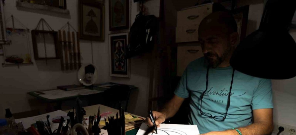 Kendisine terapi olan kaligrafiyi gelecek nesillere aktarıyor