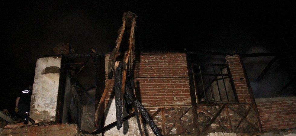 Kula’da gece saatlerinde yangın paniği