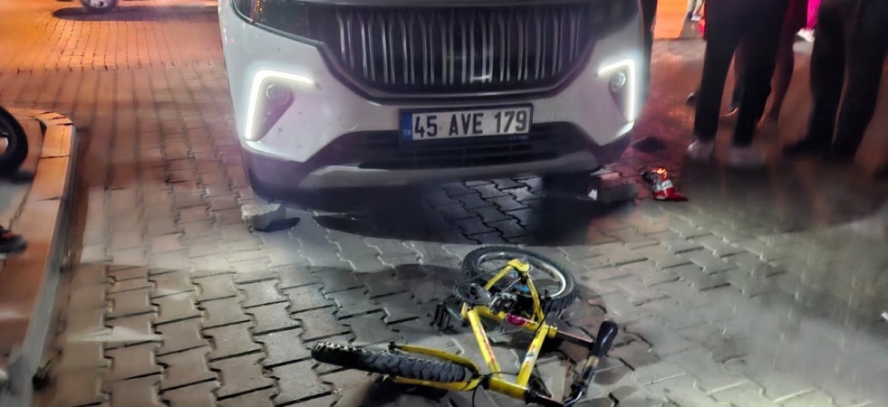 Kula’da otomobil ile bisiklet çarpıştı: 11 yaşındaki çocuk ağır yaralandı