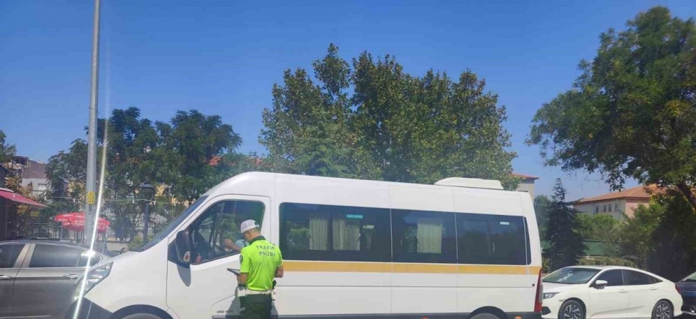 Manisa’da 2 okul servis aracı trafikten men edildi